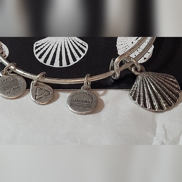 Alex and Arni Shell Bracelet - Picture 3 of 7